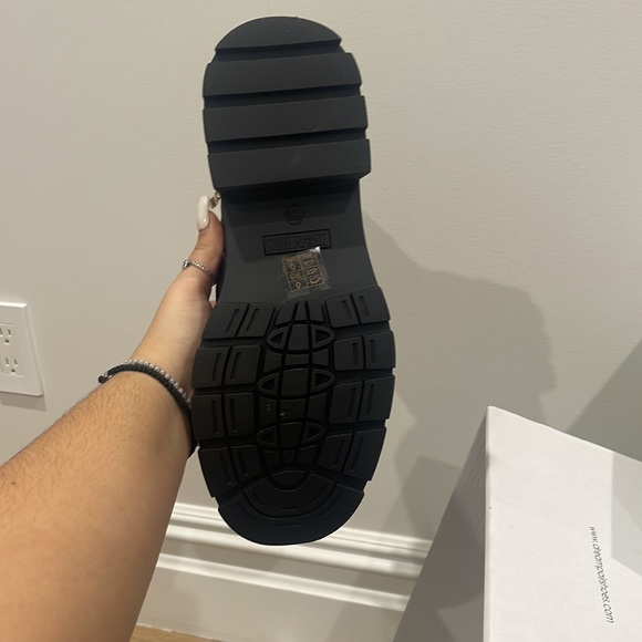 black chunky boot - Picture 2 of 3